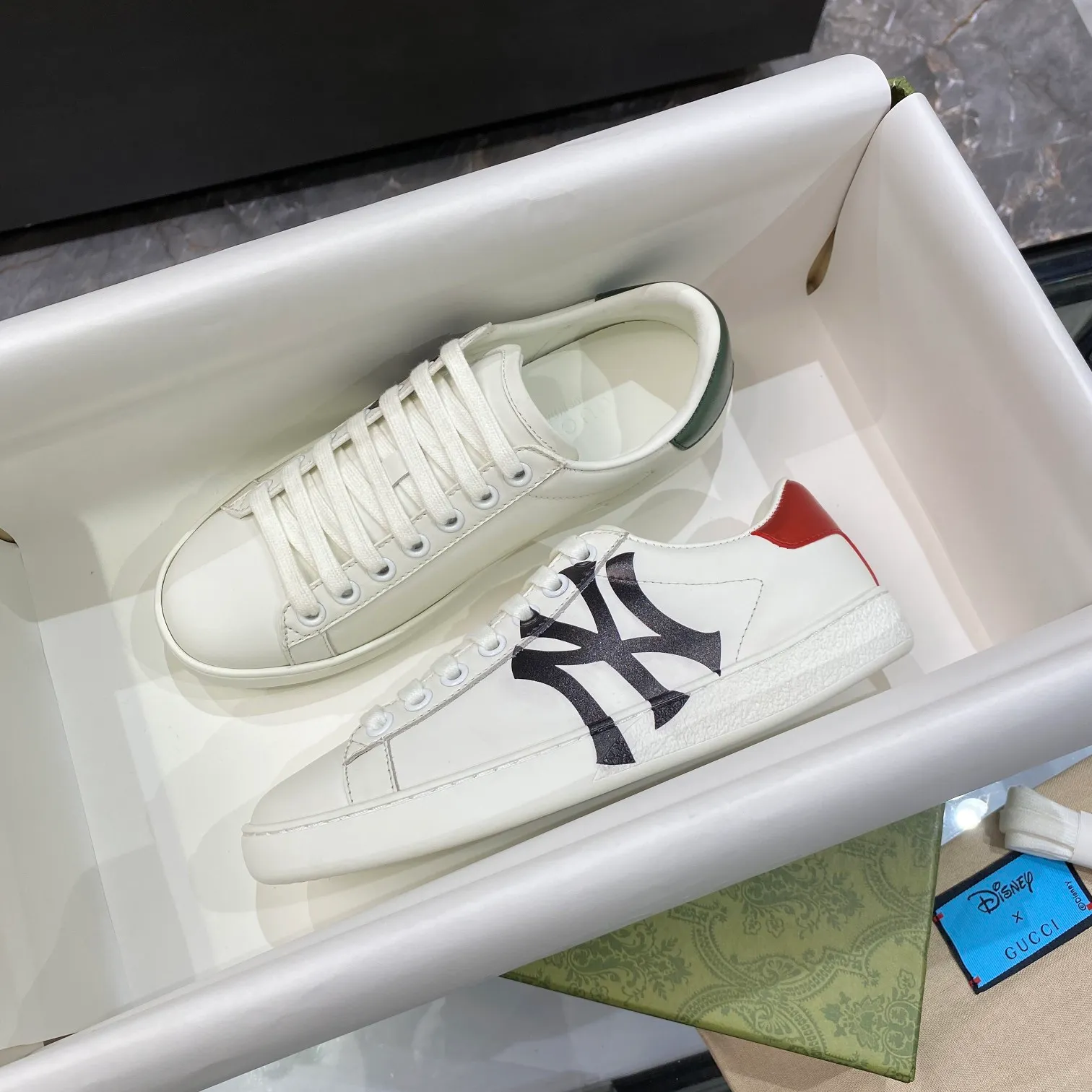 👟👟Ex-factory price 440👟👟 Men's size +10 Gucci's GG white shoes, the same style as Ni Ni, have been popular in recent years; new colors are constantly updated; stars, Internet celebrities, live broadcasts, etc. will definitely plant grass and call them. Classic fashion style, 5D drawing printing; electric embroidery surface, etc... Original customized cowhide color, first layer of cowhide inside, original outsole... Shiny color drawing/electric embroidery surface embellished on the side of the shoe body, package production process‼ Size: Female 35-40# Male 39-46#